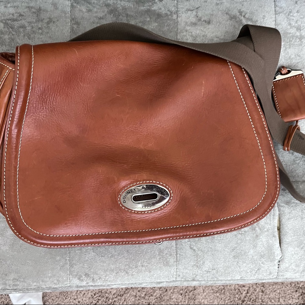 Dooney & Bourke purse Great condition (Authentic)